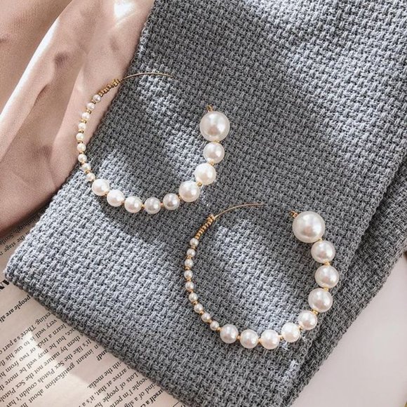 marie and lux Jewelry - 5 foer $25 Pearl Hoop Earrings